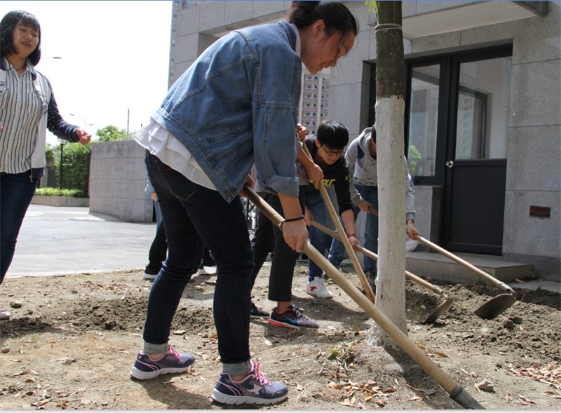 爱党在心  环保于行 ——学院携手校园管理中心开展红色环保志愿者活动